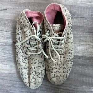 Tom shoe size 8 US women